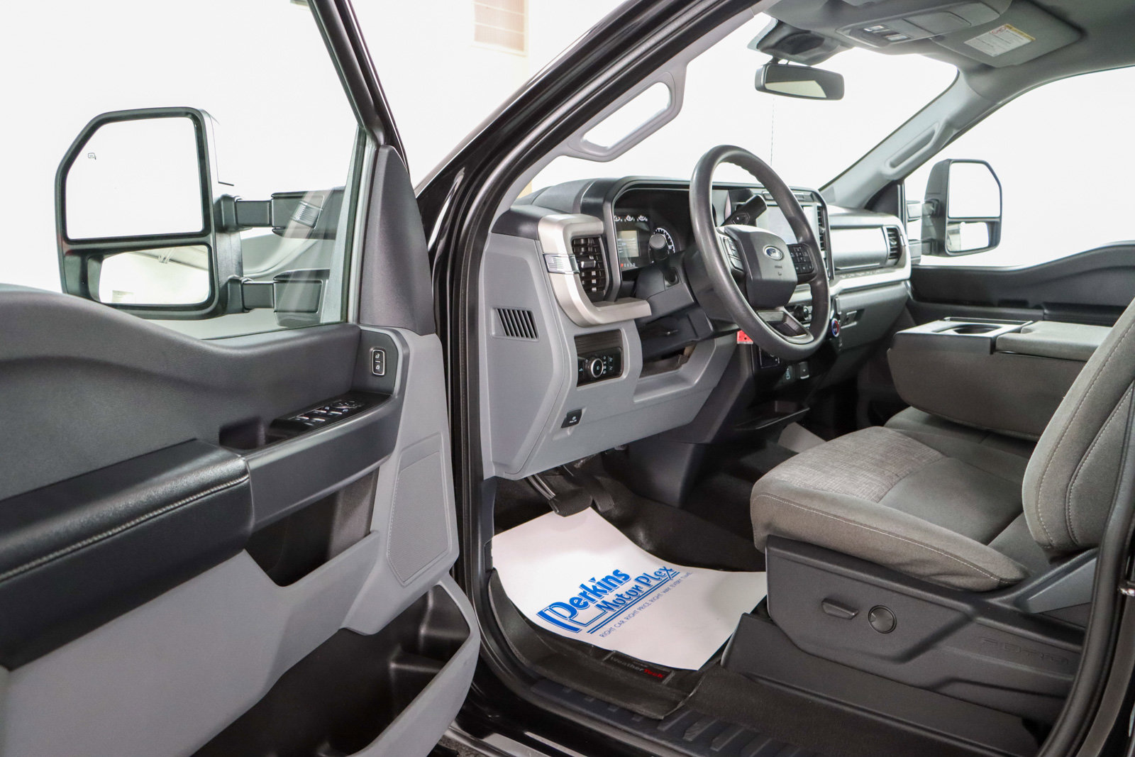 Used 2023 Ford F350 XLT AWD/4WD image 3
