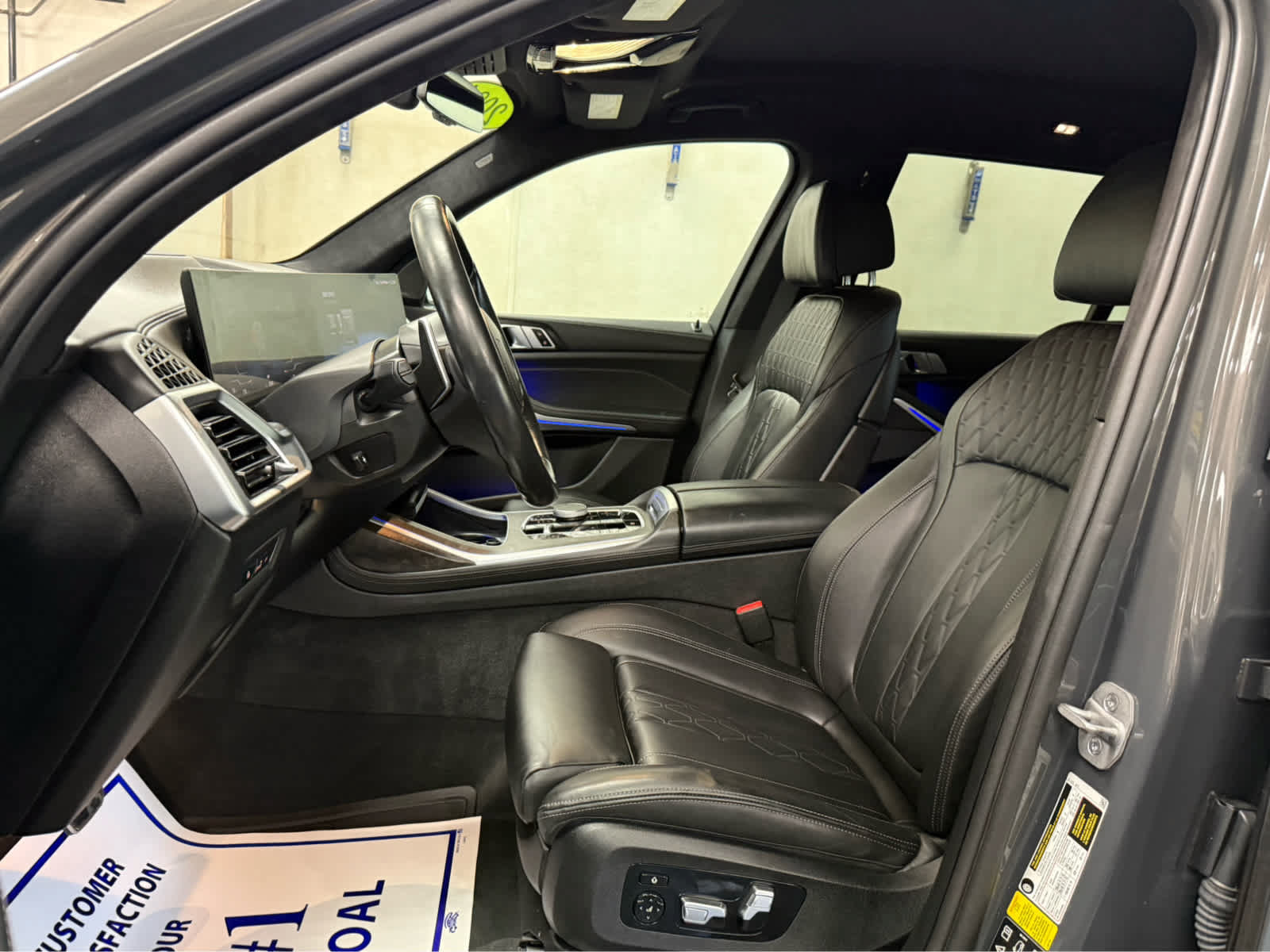 Used 2024 BMW X7 xDrive40i w/ M Sport Package AWD/4WD image 9