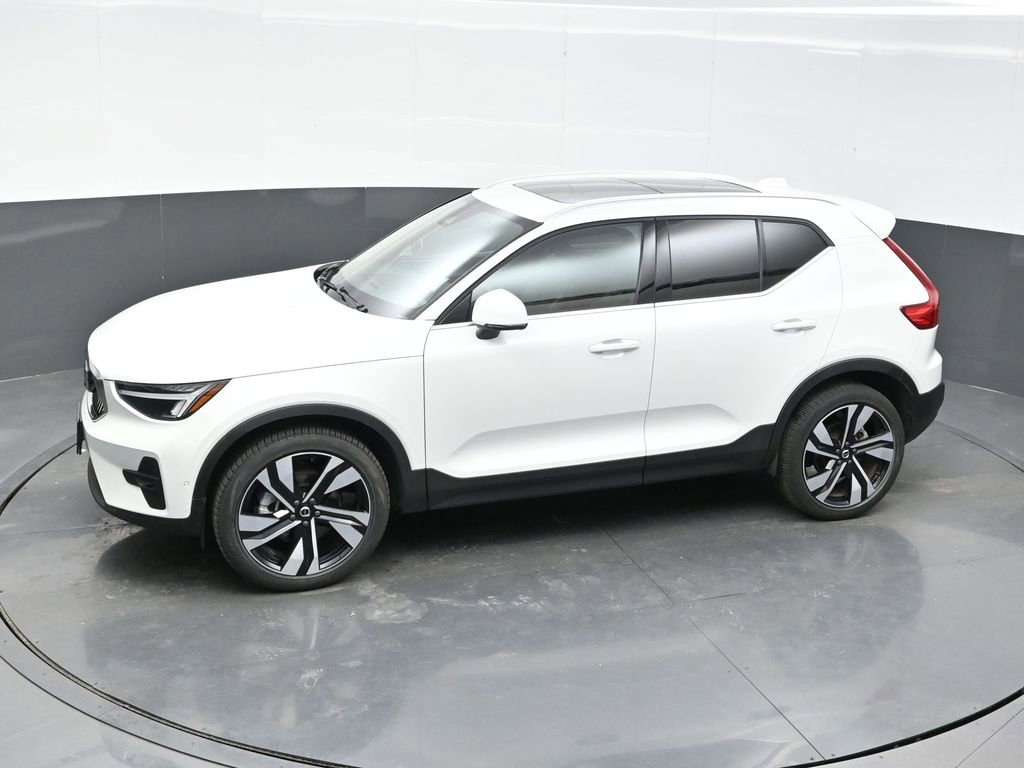 Used 2025 Volvo XC40 B5 Plus image 29