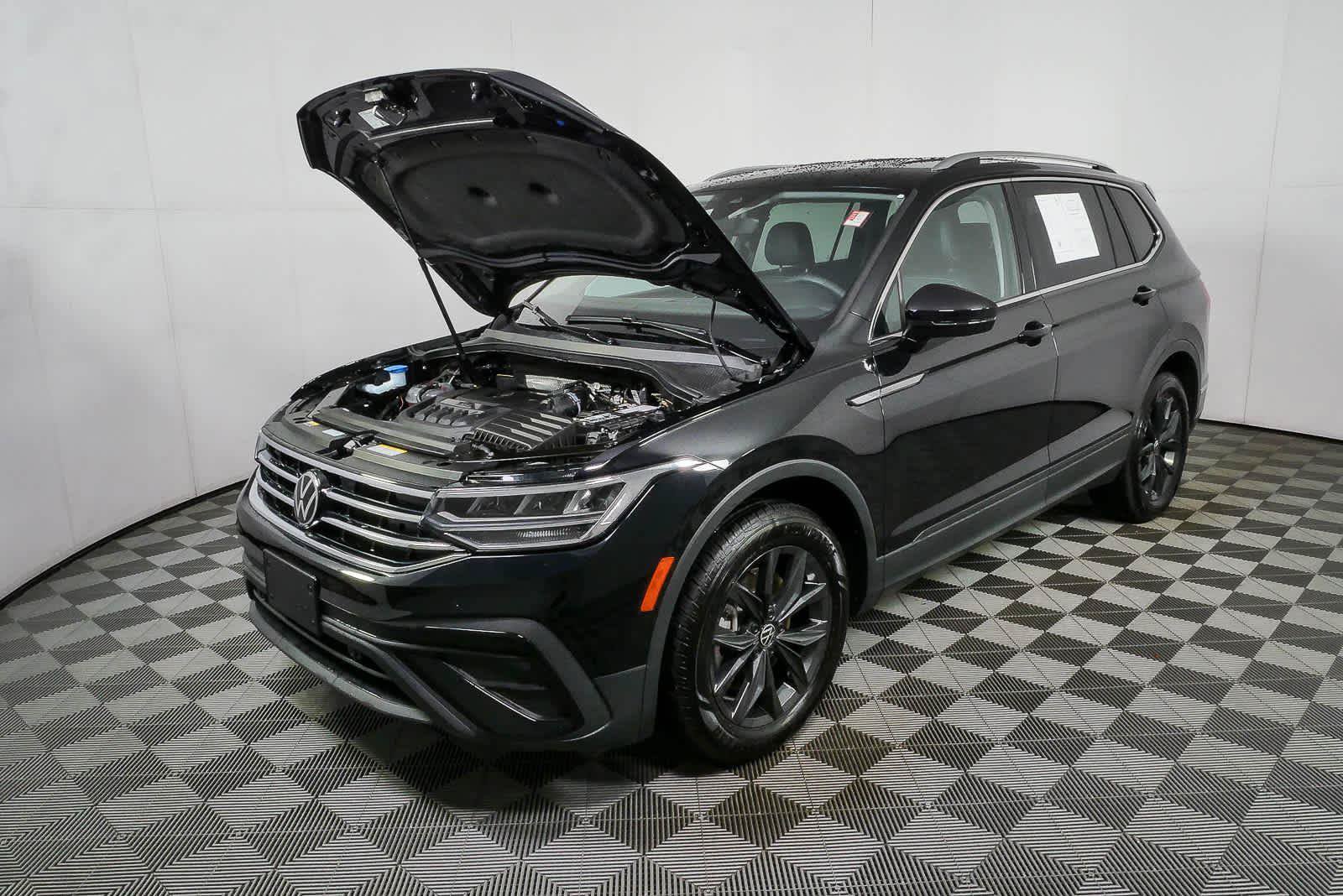 Certified 2024 Volkswagen Tiguan SE FWD image 32