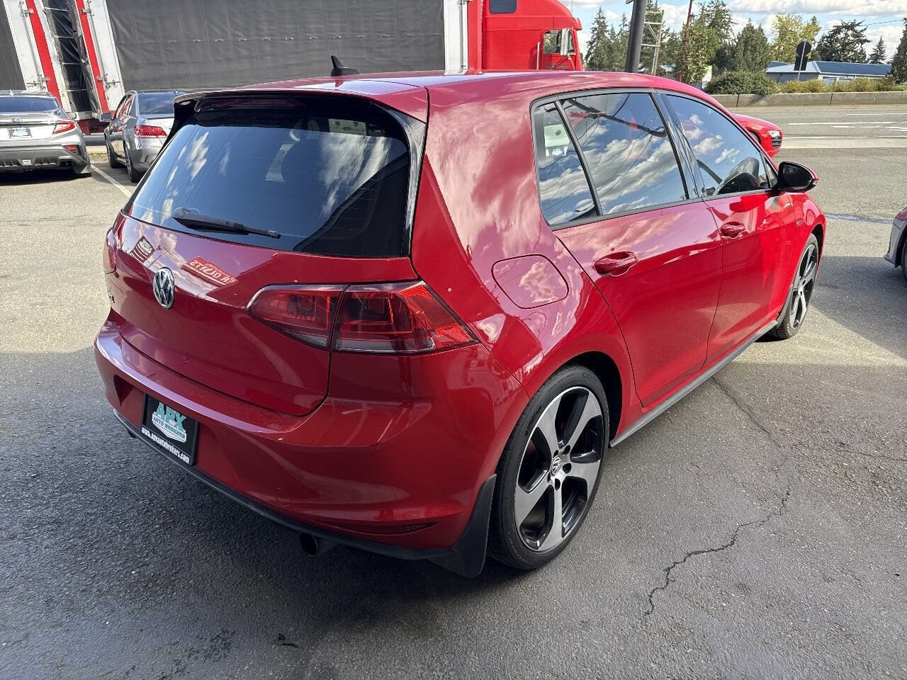 Used 2015 Volkswagen Golf 4-Door image 8