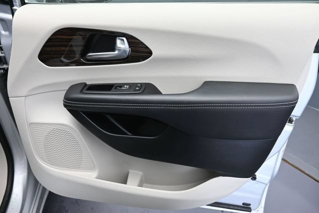 Used 2024 Chrysler Pacifica Limited FWD image 30