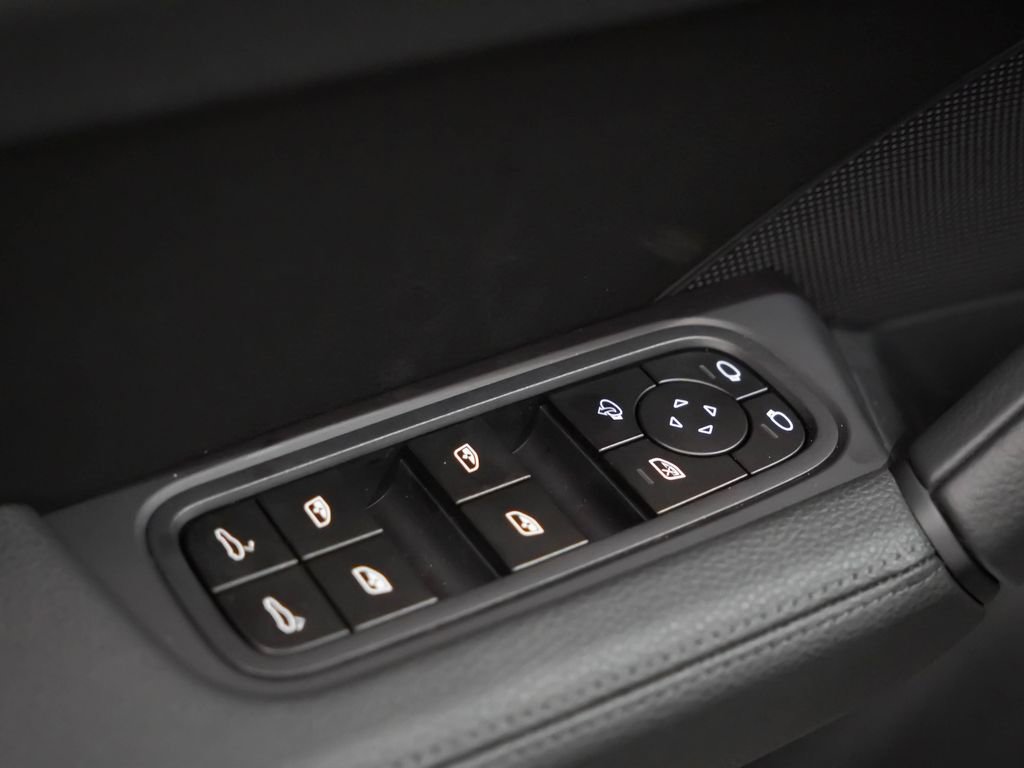 Used 2025 Porsche Cayenne Coupe AWD/4WD image 23