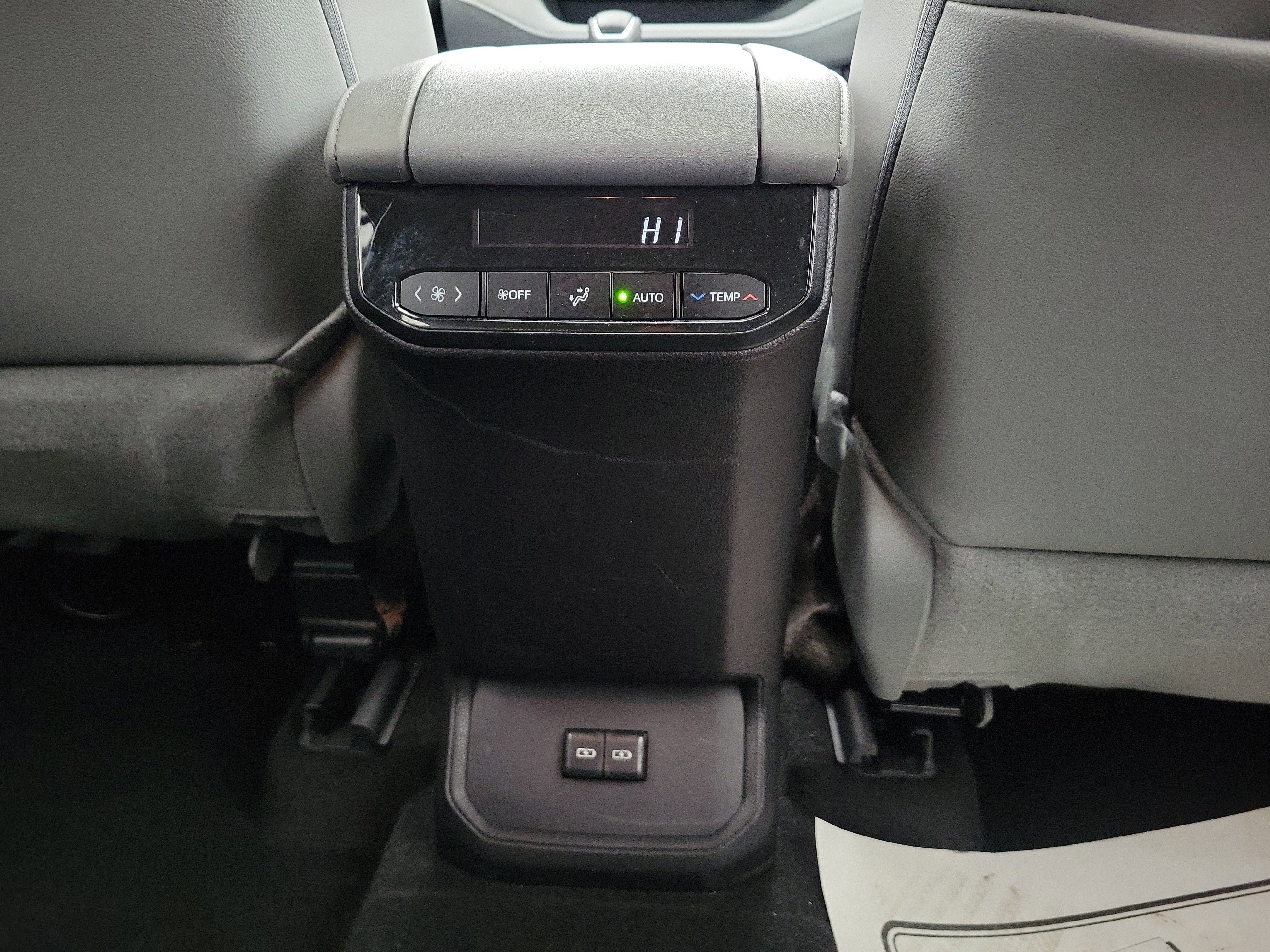 Used 2024 Toyota Highlander XLE image 12