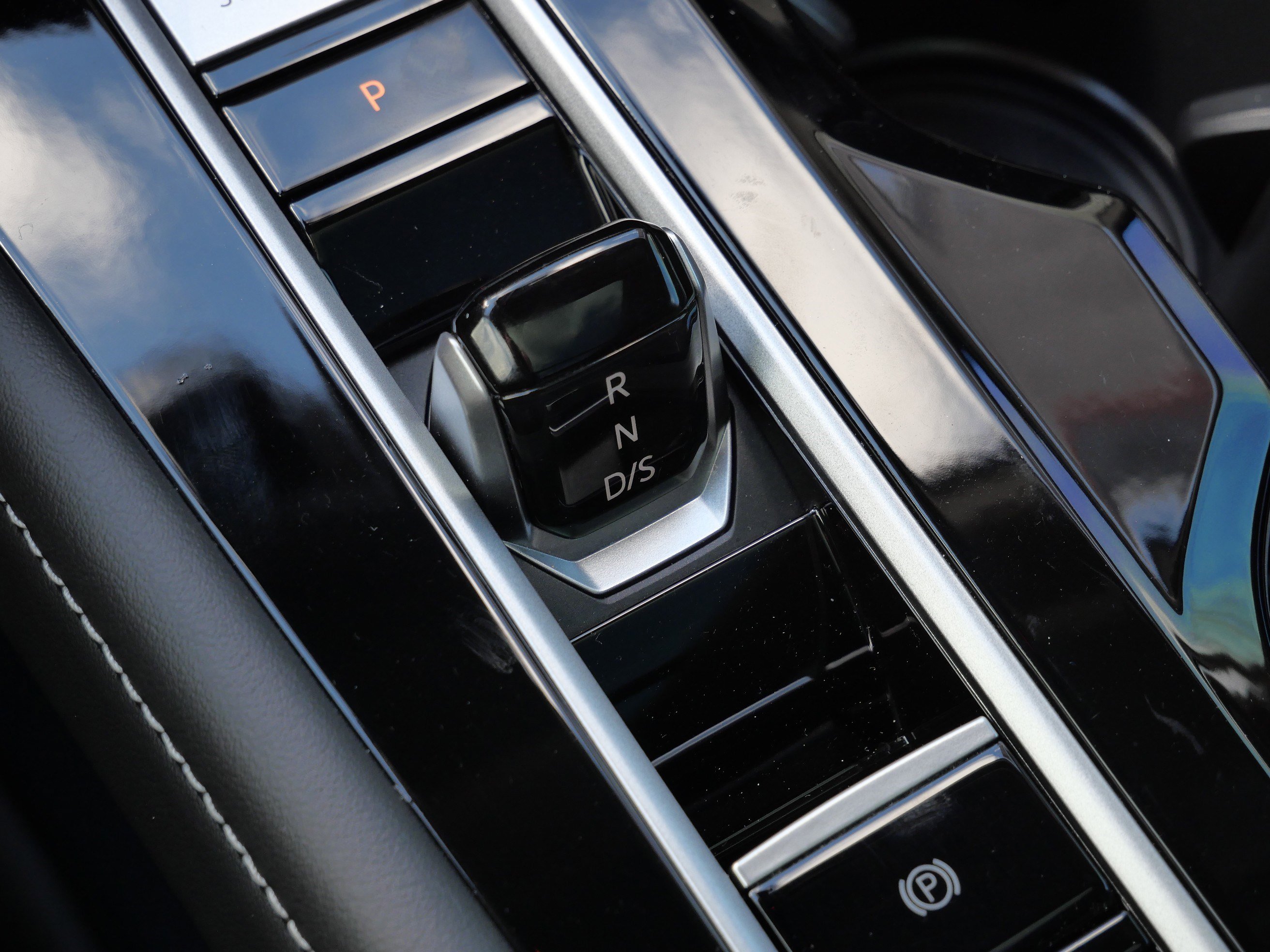 Certified 2024 Volkswagen Atlas SEL Premium R-Line image 25