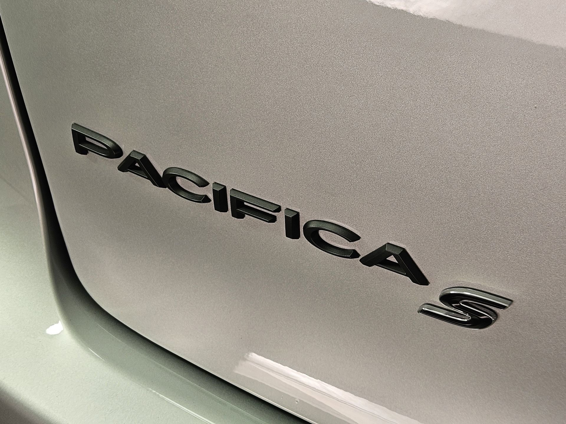 Used 2022 Chrysler Pacifica Touring-L w/ Uconnect Theater Family Group AWD/4WD image 13
