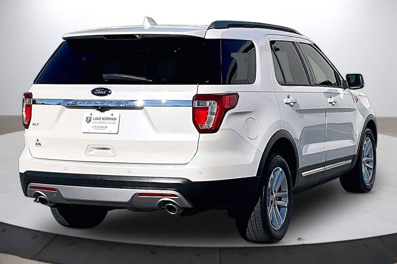 Used 2017 Ford Explorer XLT w/ Equipment Group 202A image 9