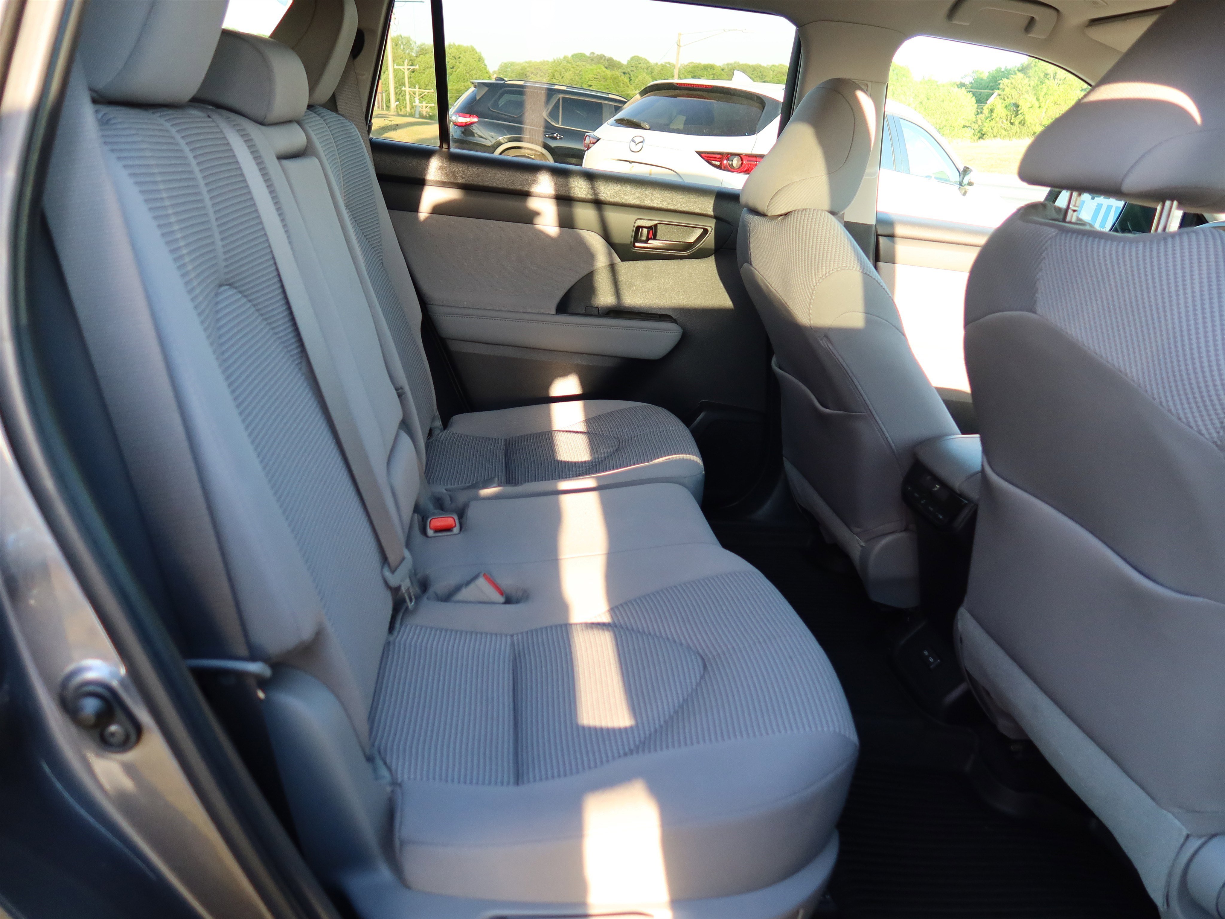 Used 2023 Toyota Highlander LE image 13