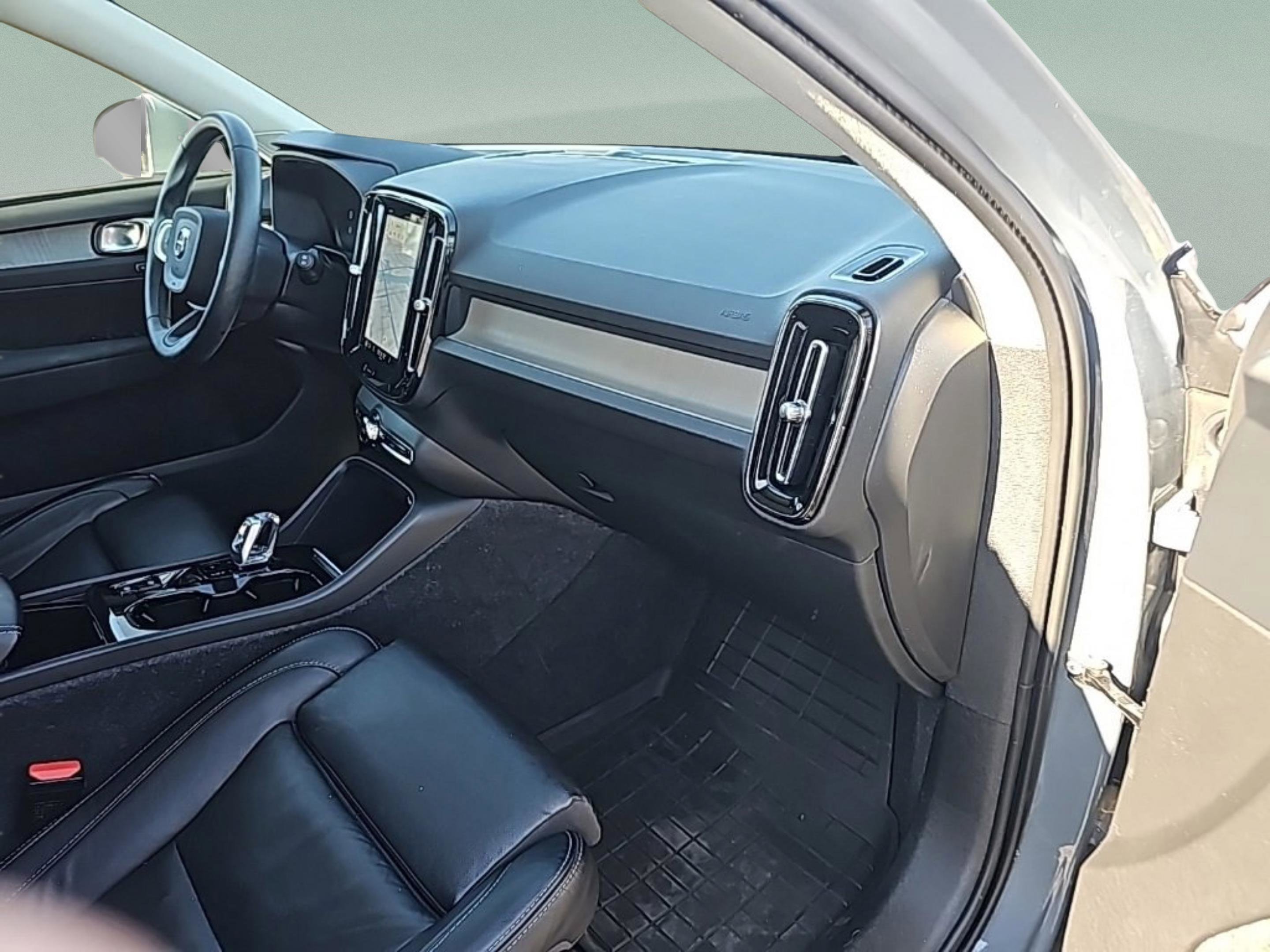 Used 2023 Volvo XC40 B5 Plus w/ Protection Package Premier image 35