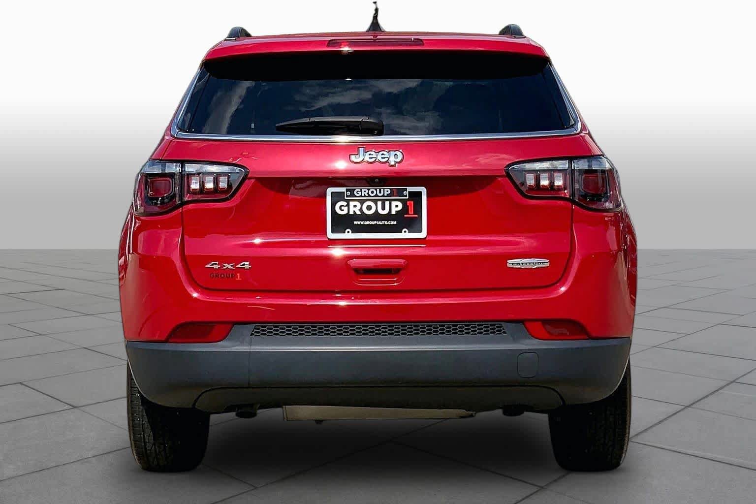 Used 2024 Jeep Compass Latitude AWD/4WD image 5
