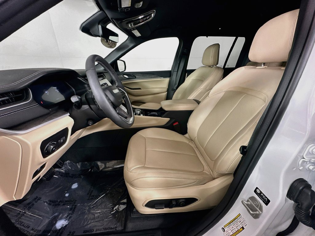 Used 2023 Jeep Grand Cherokee Limited w/ Luxury Tech Group II AWD/4WD image 28