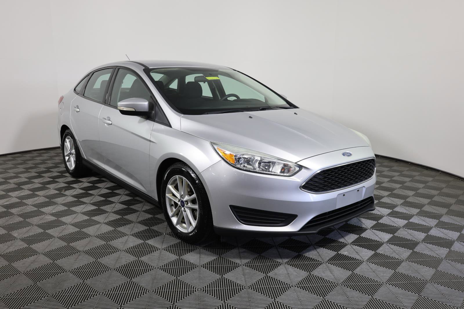 Used 2017 Ford Focus SE FWD image 3