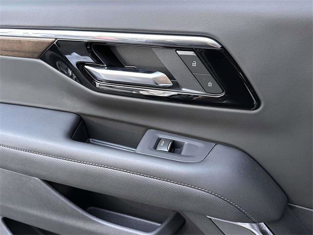 Used 2025 Chevrolet Suburban High Country image 17