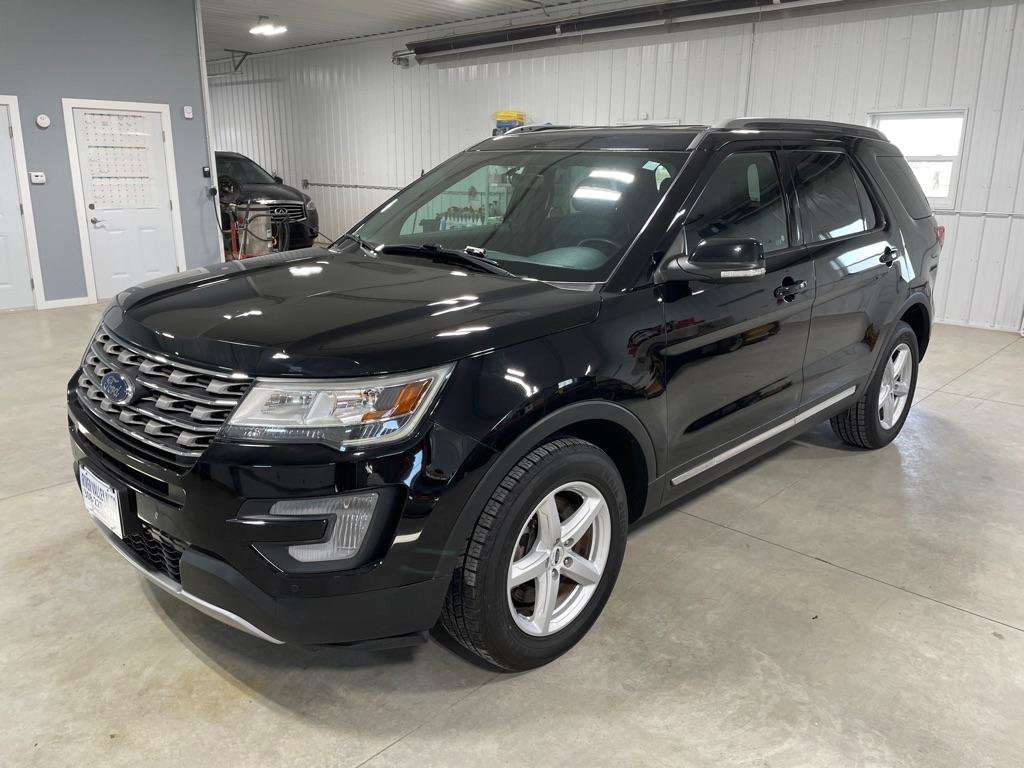 Used 2017 Ford Explorer XLT w/ Equipment Group 202A image 3