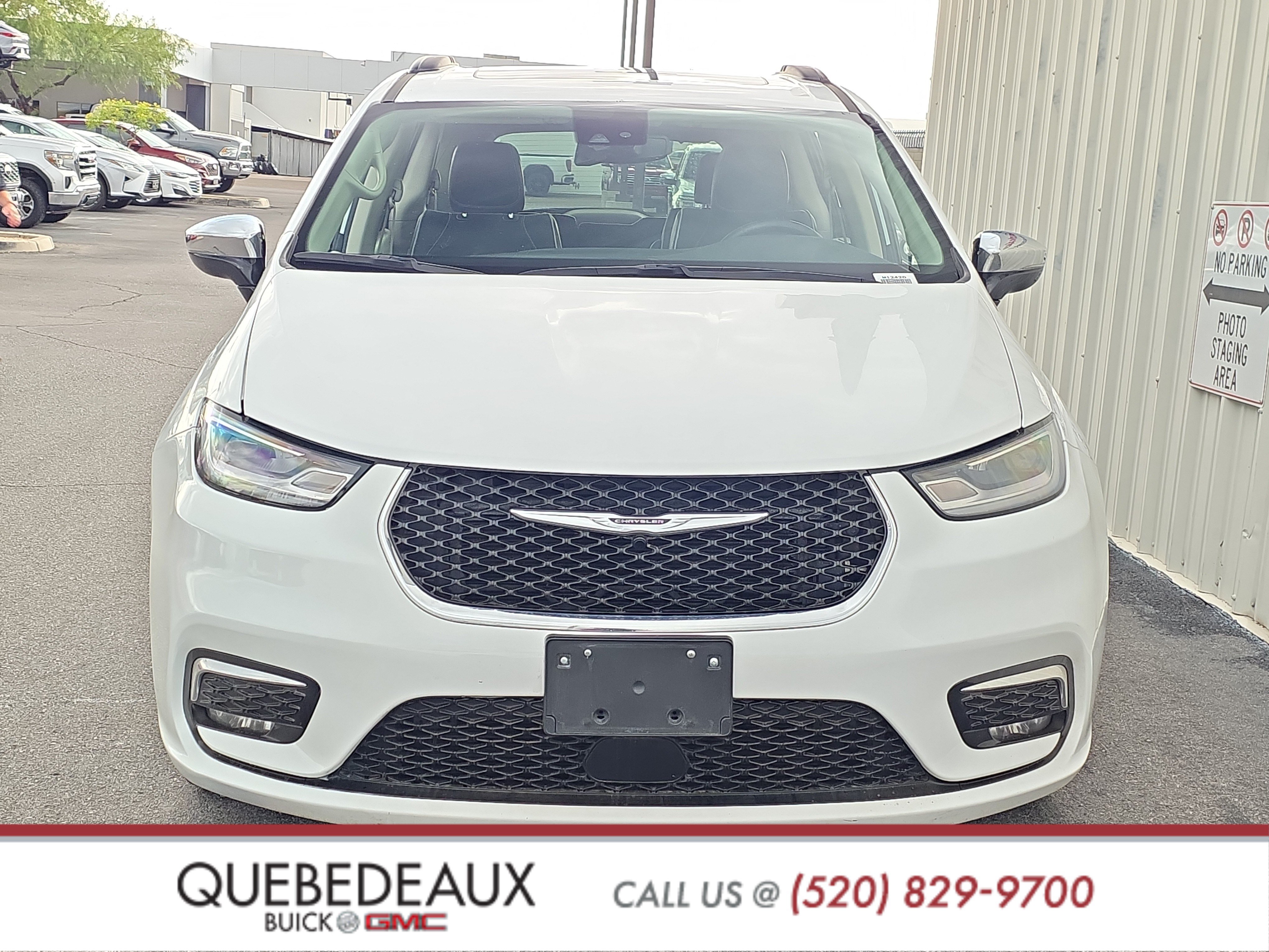 Used 2023 Chrysler Pacifica Limited FWD image 2
