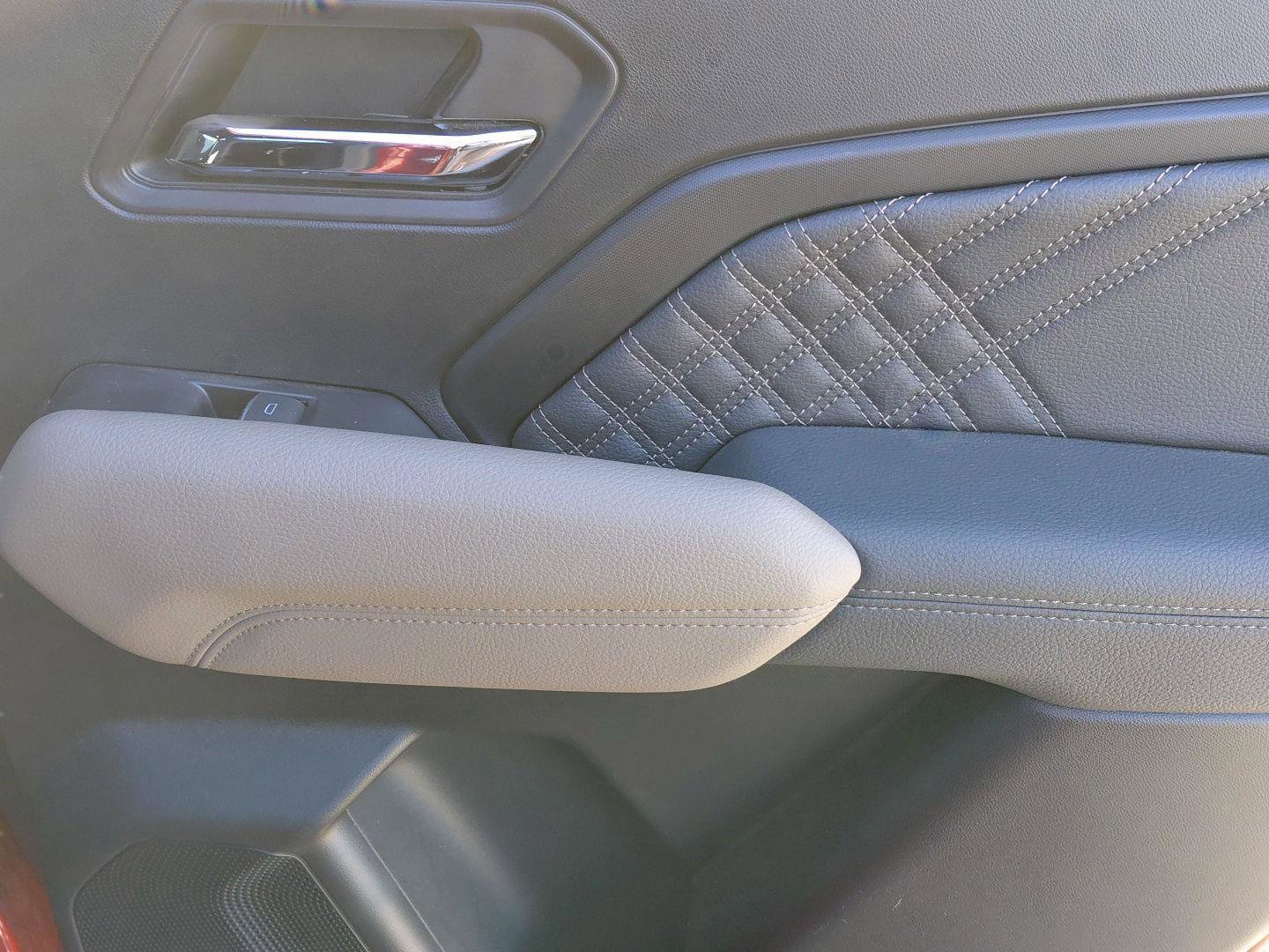 Used 2024 GMC Canyon Denali image 17