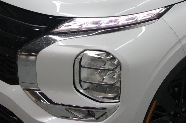 New 2026 Mitsubishi Outlander LE FWD image 2