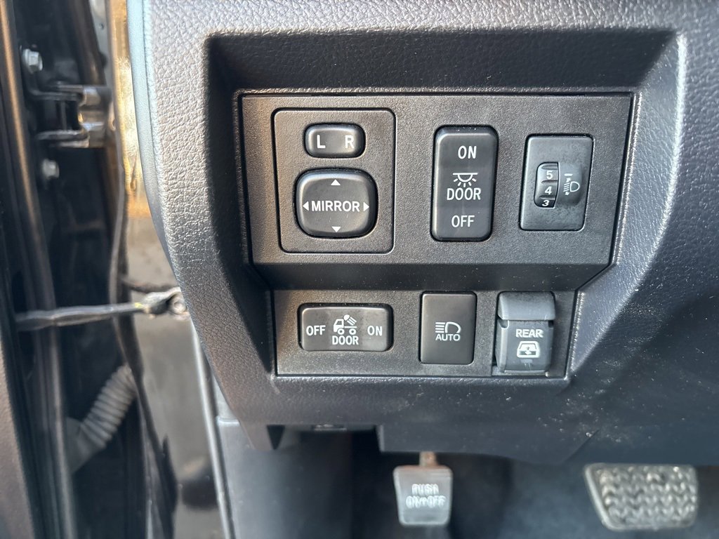 Used 2020 Toyota Tundra 4x4 CrewMax image 28