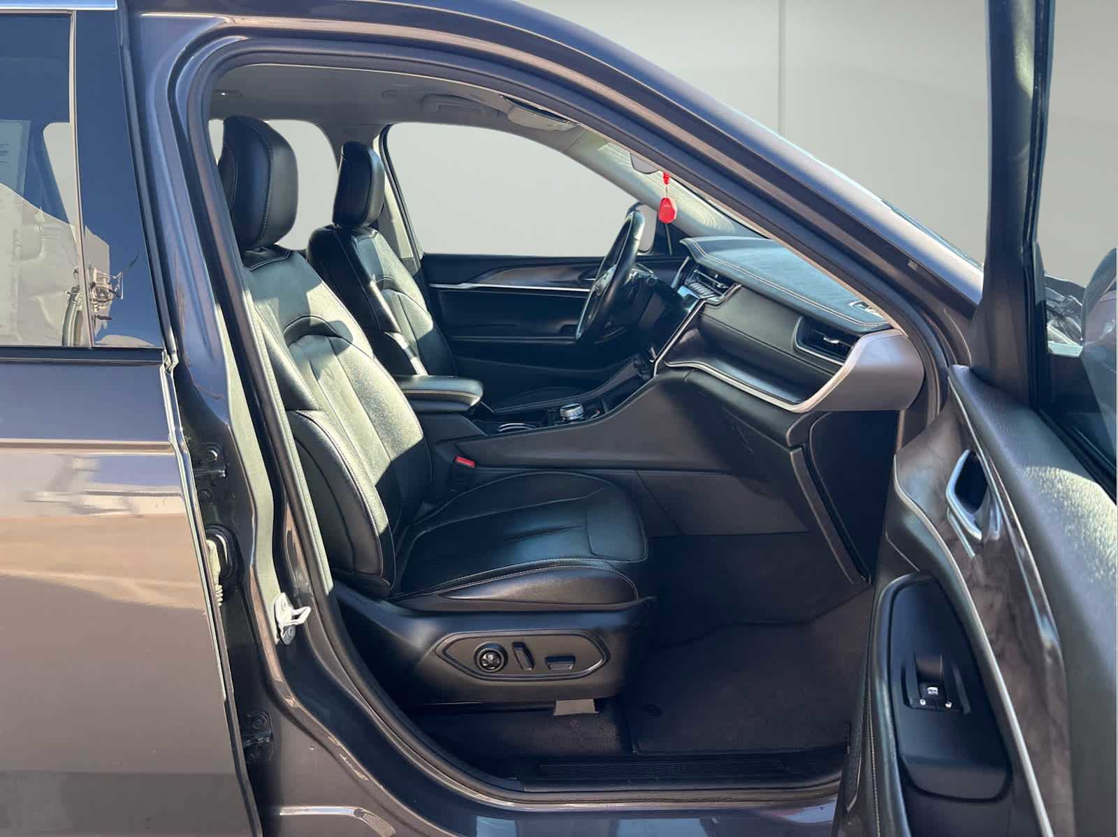 Used 2022 Jeep Grand Cherokee L Limited image 18