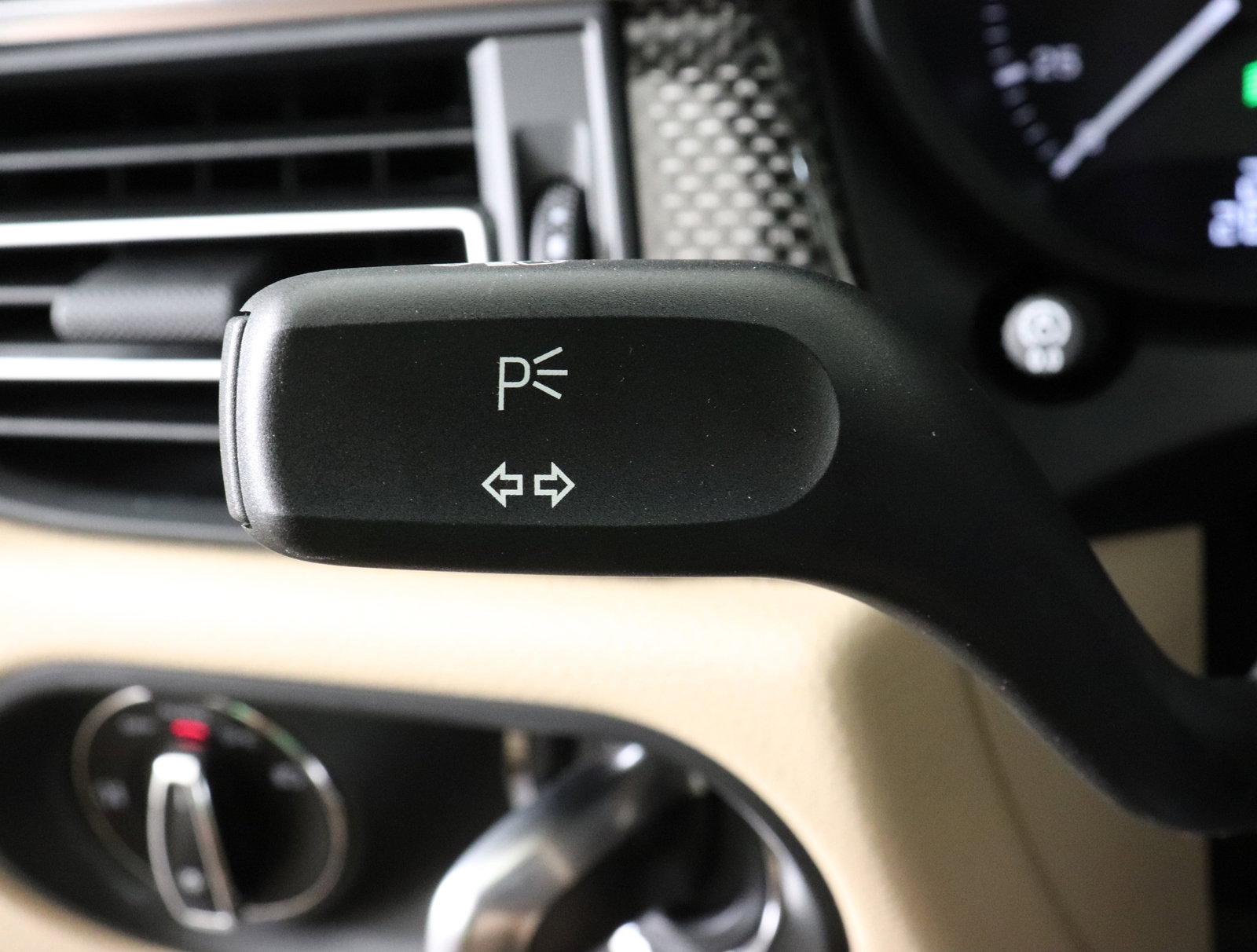 Used 2025 Porsche Macan image 37