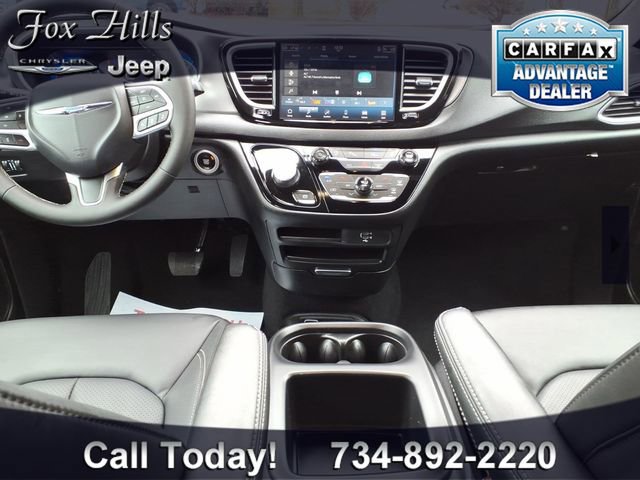 Used 2026 Chrysler Pacifica Select image 14