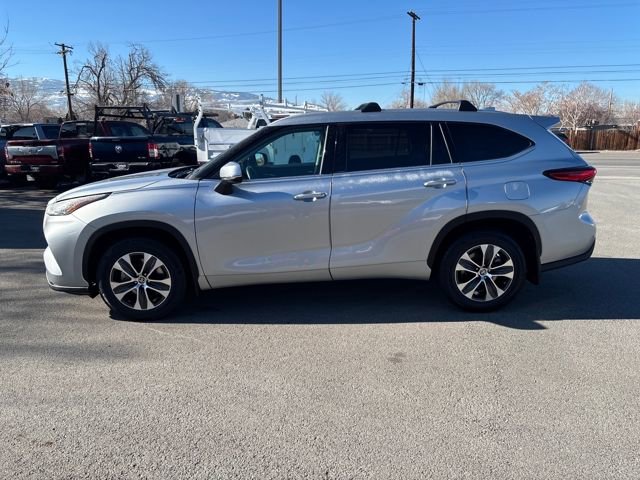 Used 2022 Toyota Highlander XLE image 3