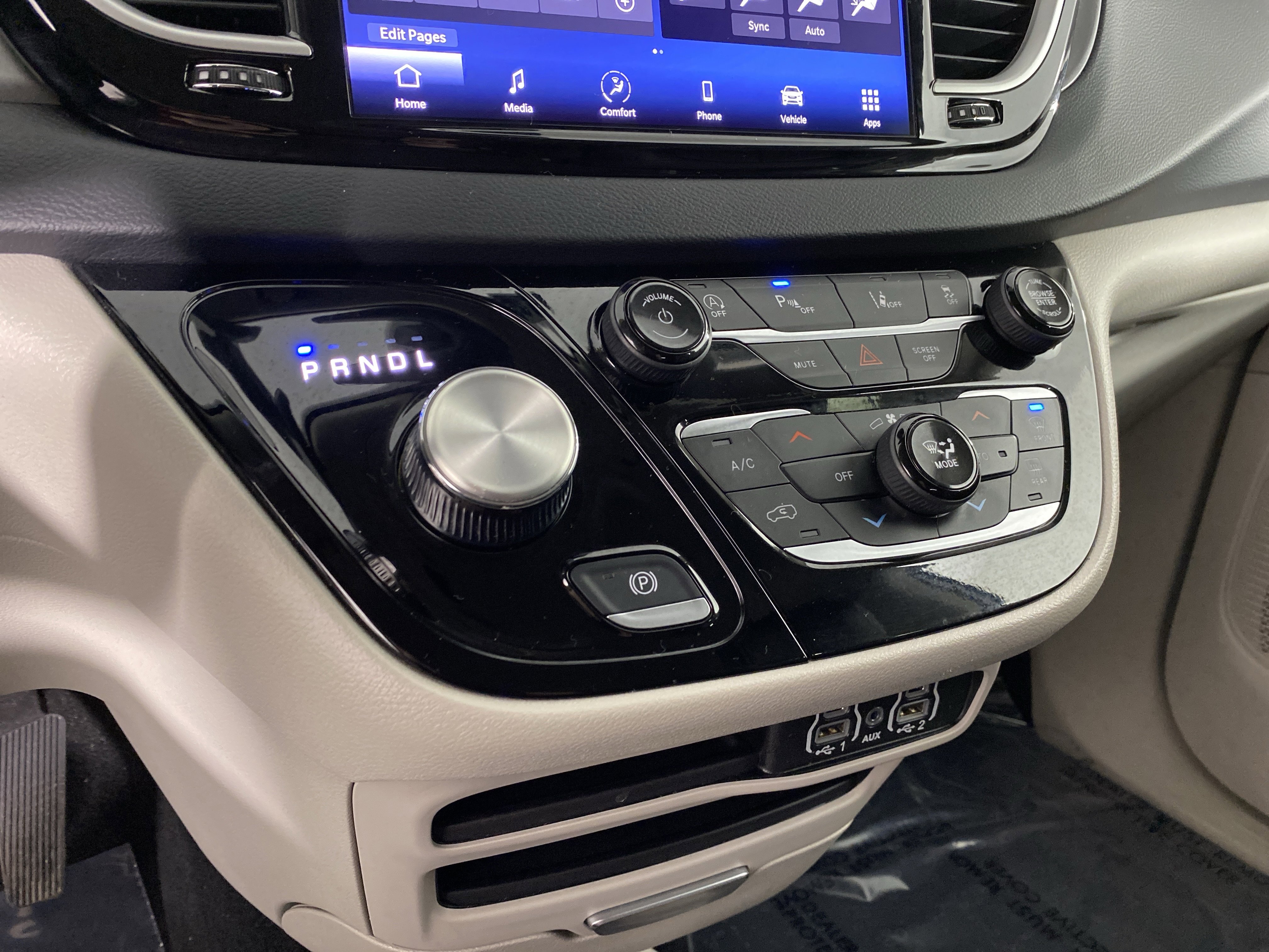 Used 2024 Chrysler Pacifica Touring-L image 29