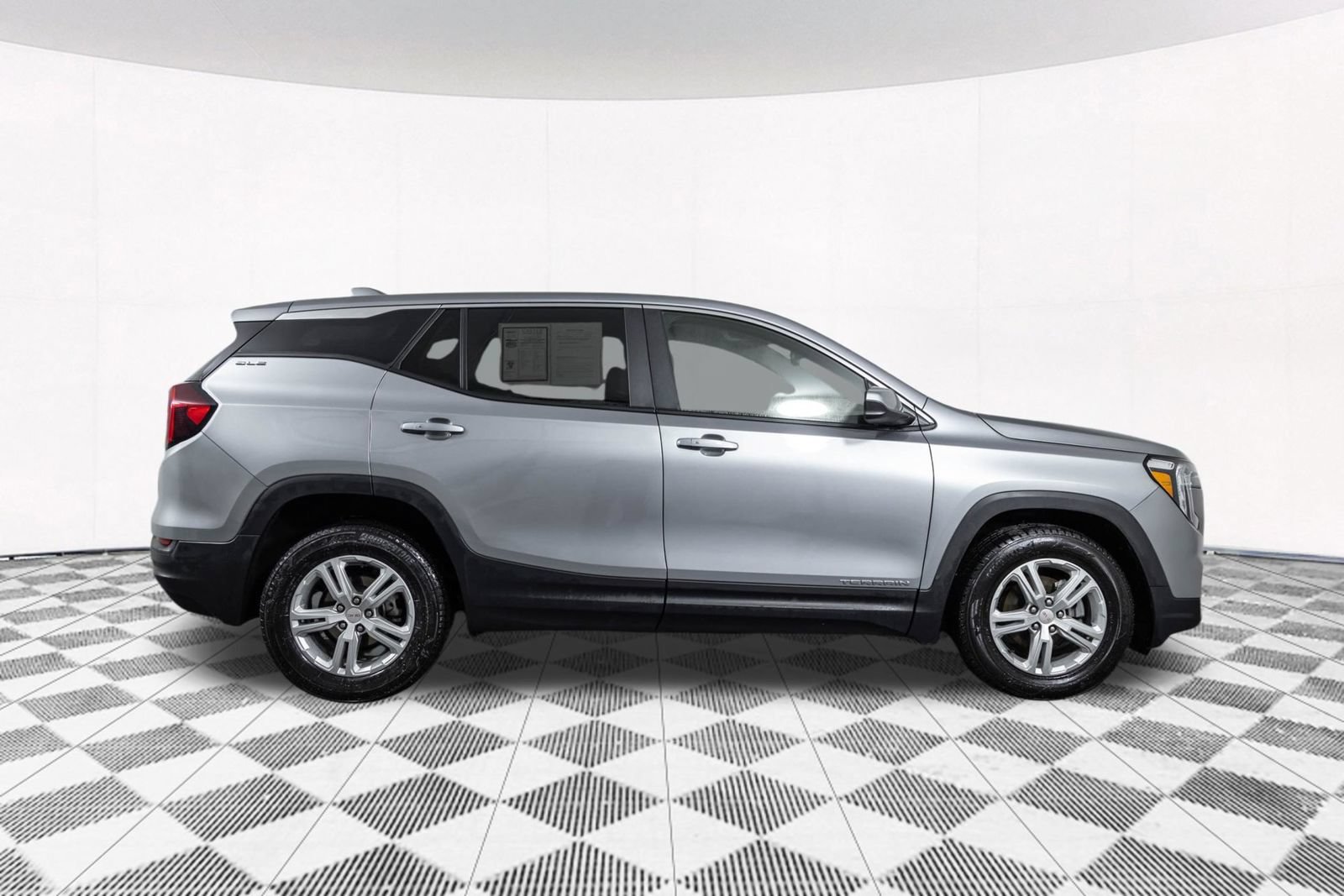 Used 2024 GMC Terrain SLE AWD/4WD image 19