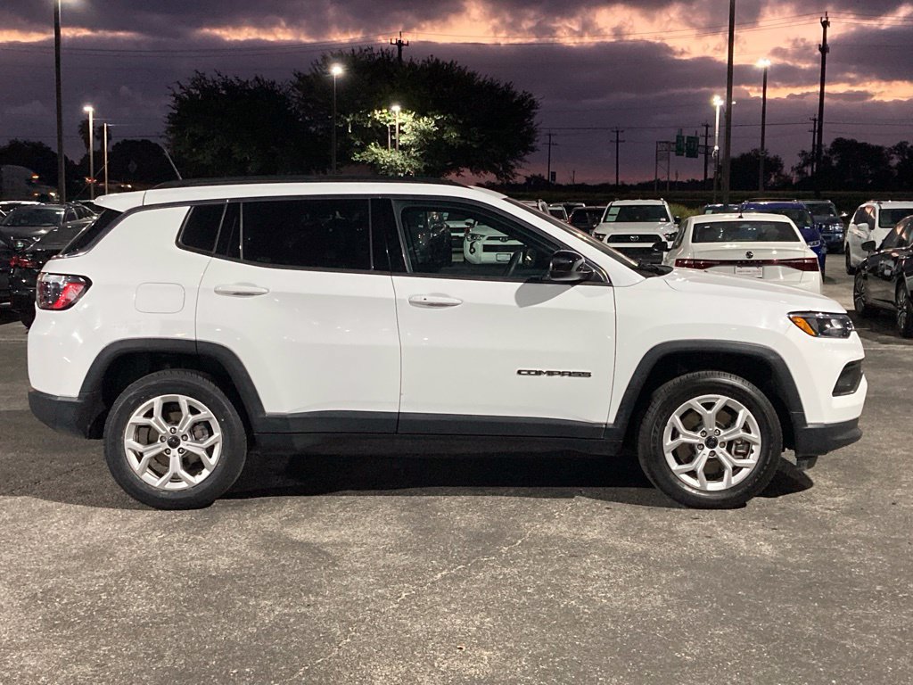 Used 2025 Jeep Compass Latitude w/ Sun & Sound Group AWD/4WD image 4