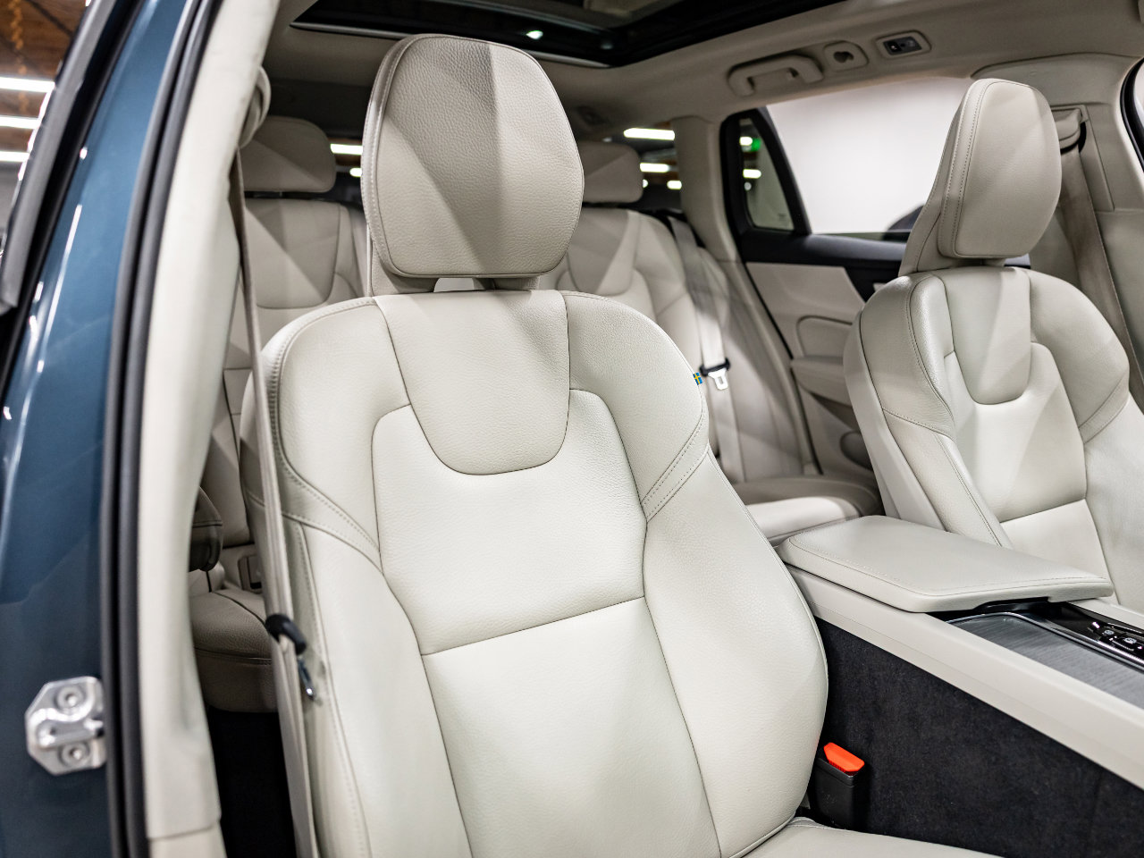 Used 2021 Volvo V60 T5 Cross Country image 9