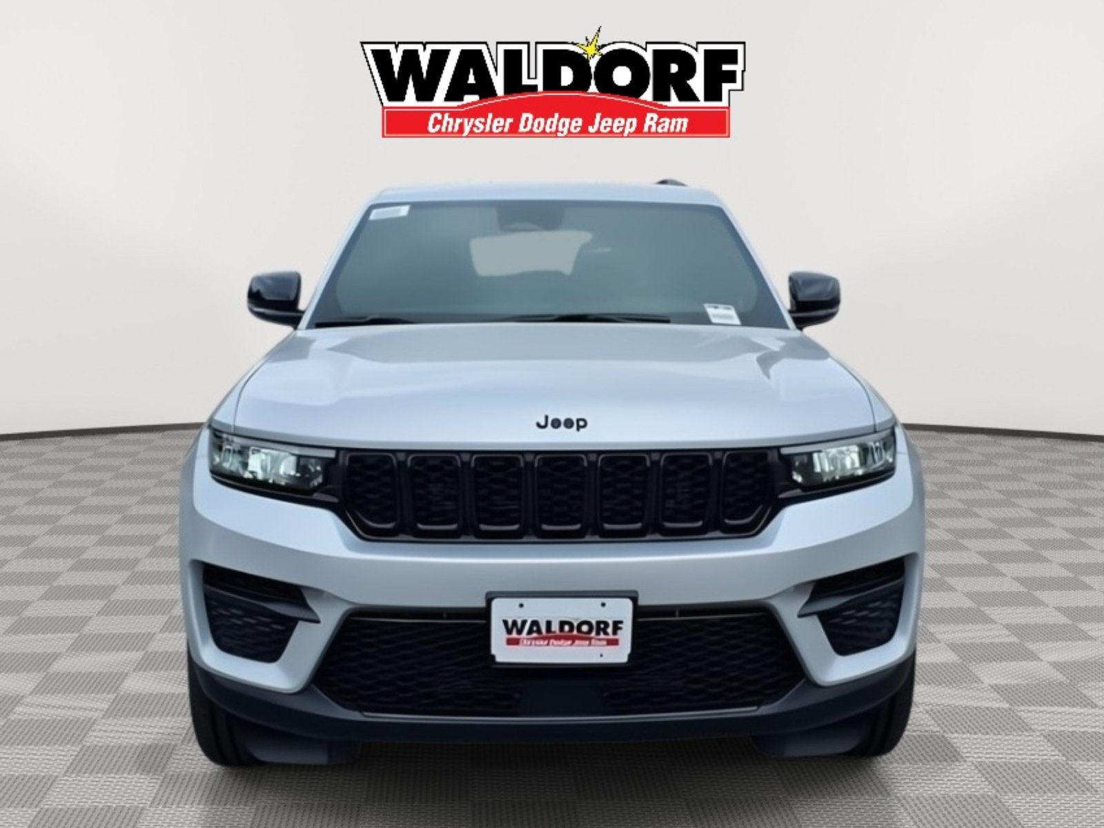 Used 2025 Jeep Grand Cherokee Altitude AWD/4WD image 8