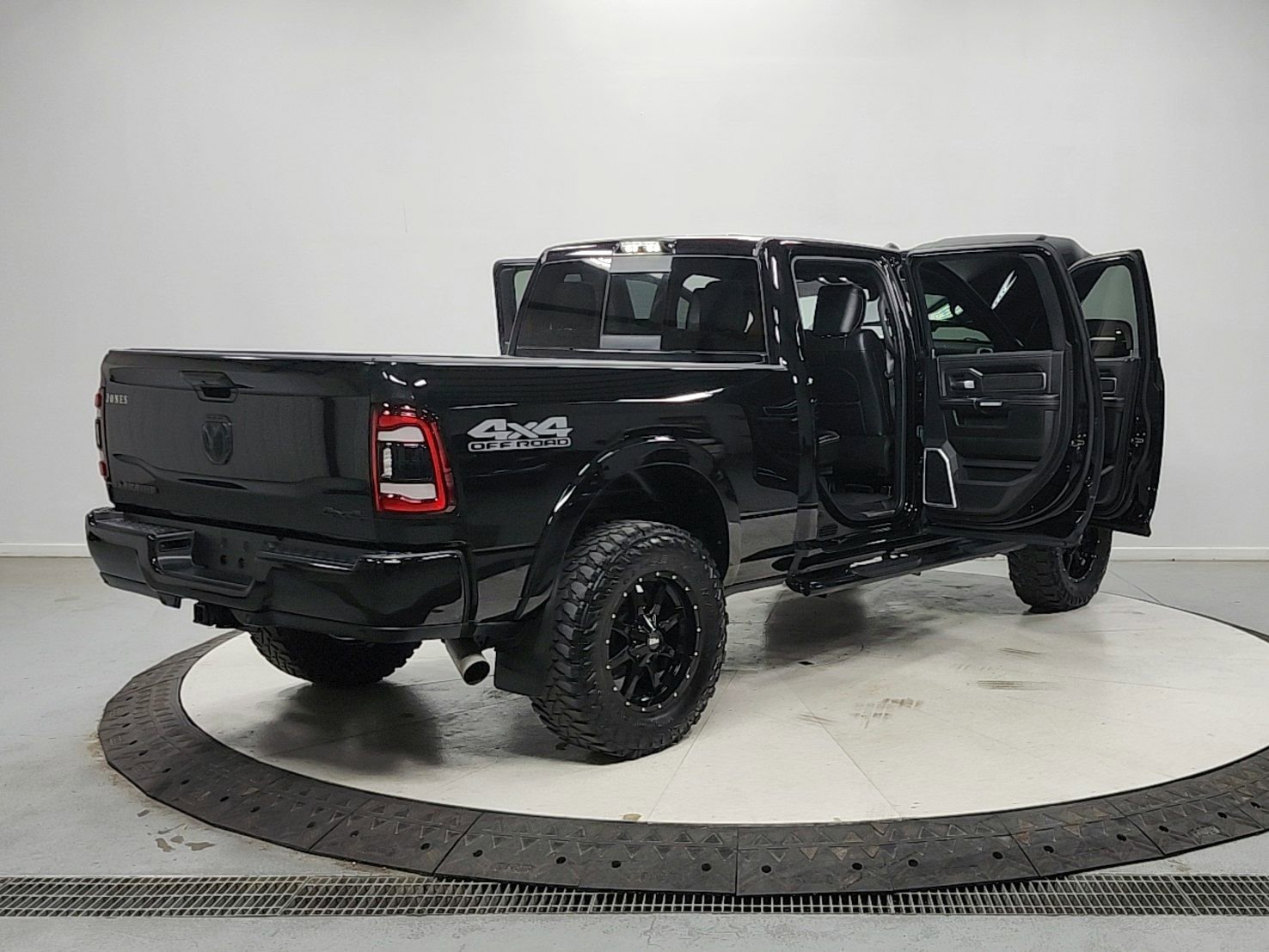 Used 2019 RAM 2500 Laramie w/ Black Appearance Package AWD/4WD image 15