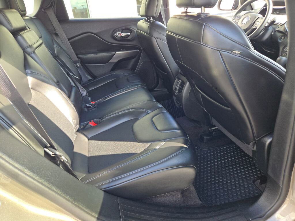 Used 2019 Jeep Cherokee Latitude Plus w/ Comfort/Convenience Group image 8