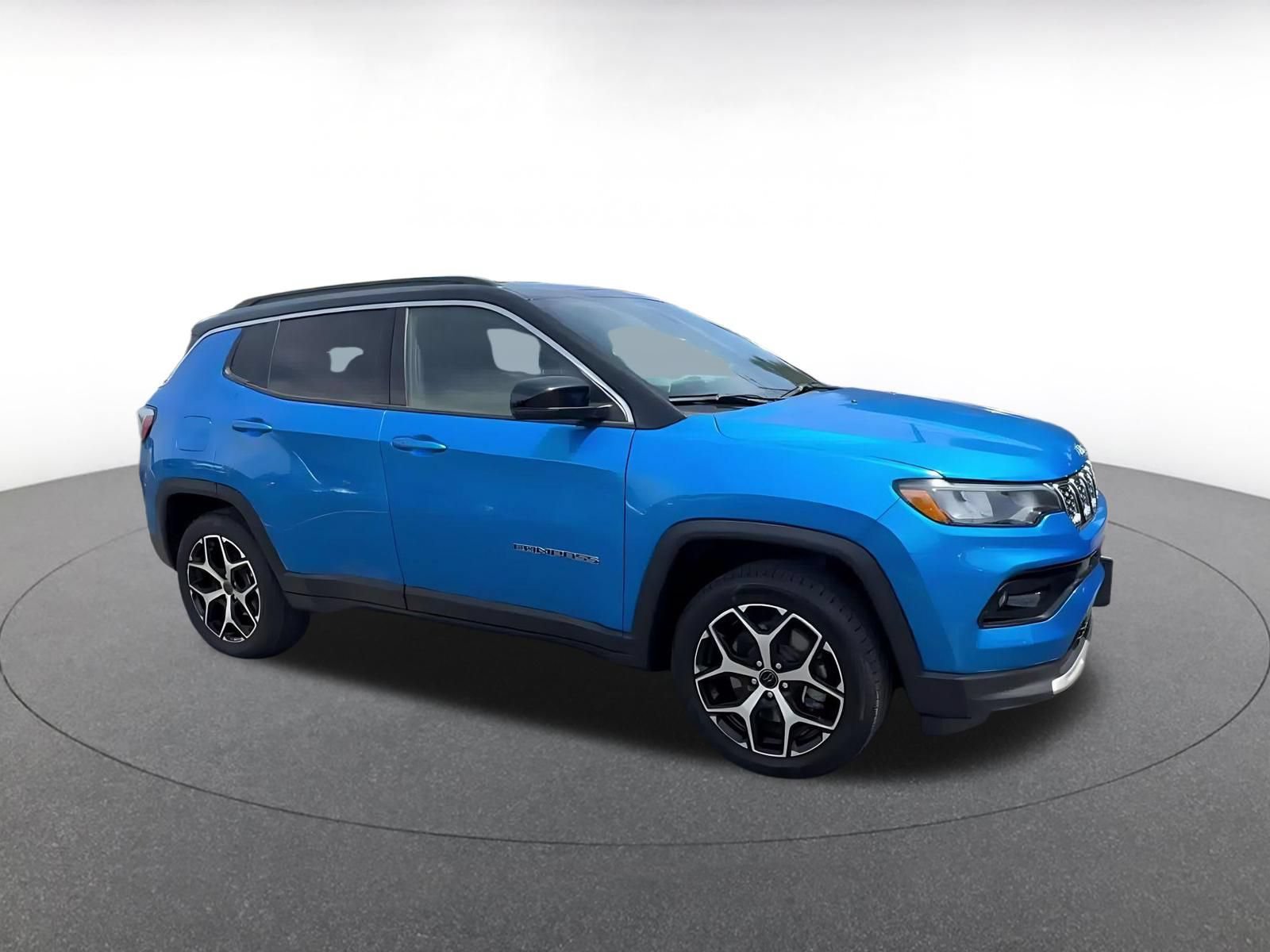 Used 2025 Jeep Compass Limited AWD/4WD image 2