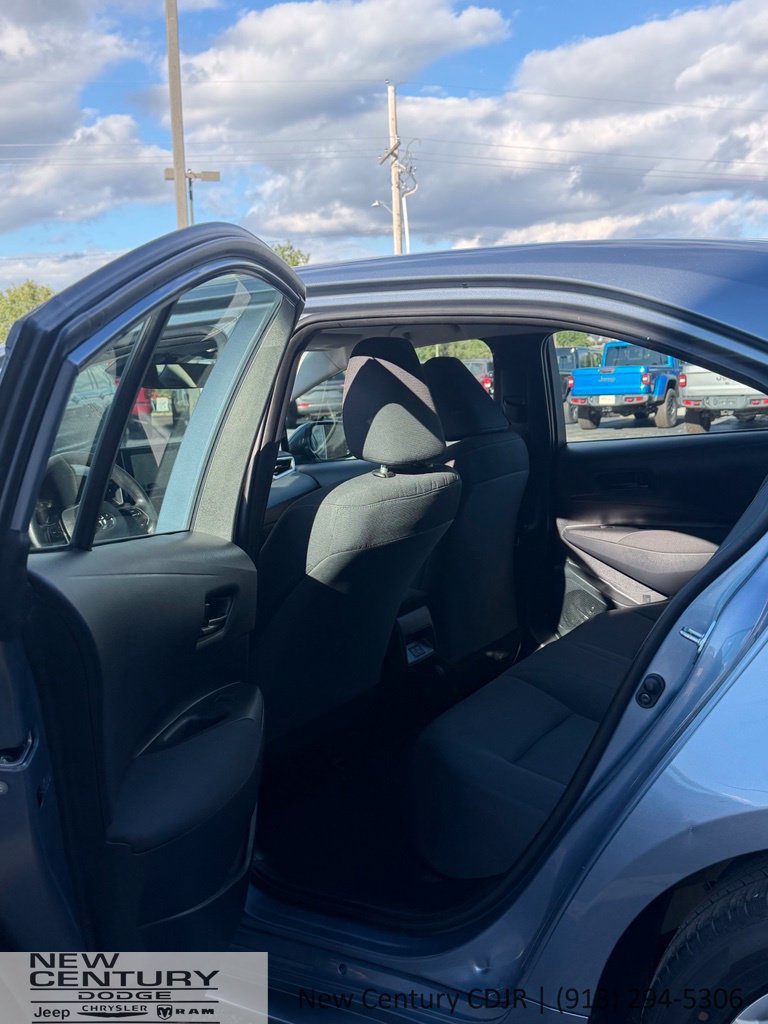 Used 2025 Toyota Corolla LE FWD image 12