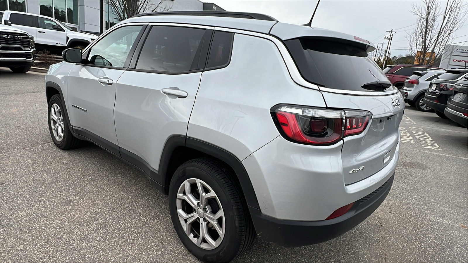 Used 2024 Jeep Compass Latitude image 10