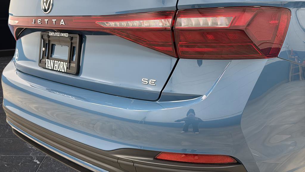 Used 2025 Volkswagen Jetta SE image 32