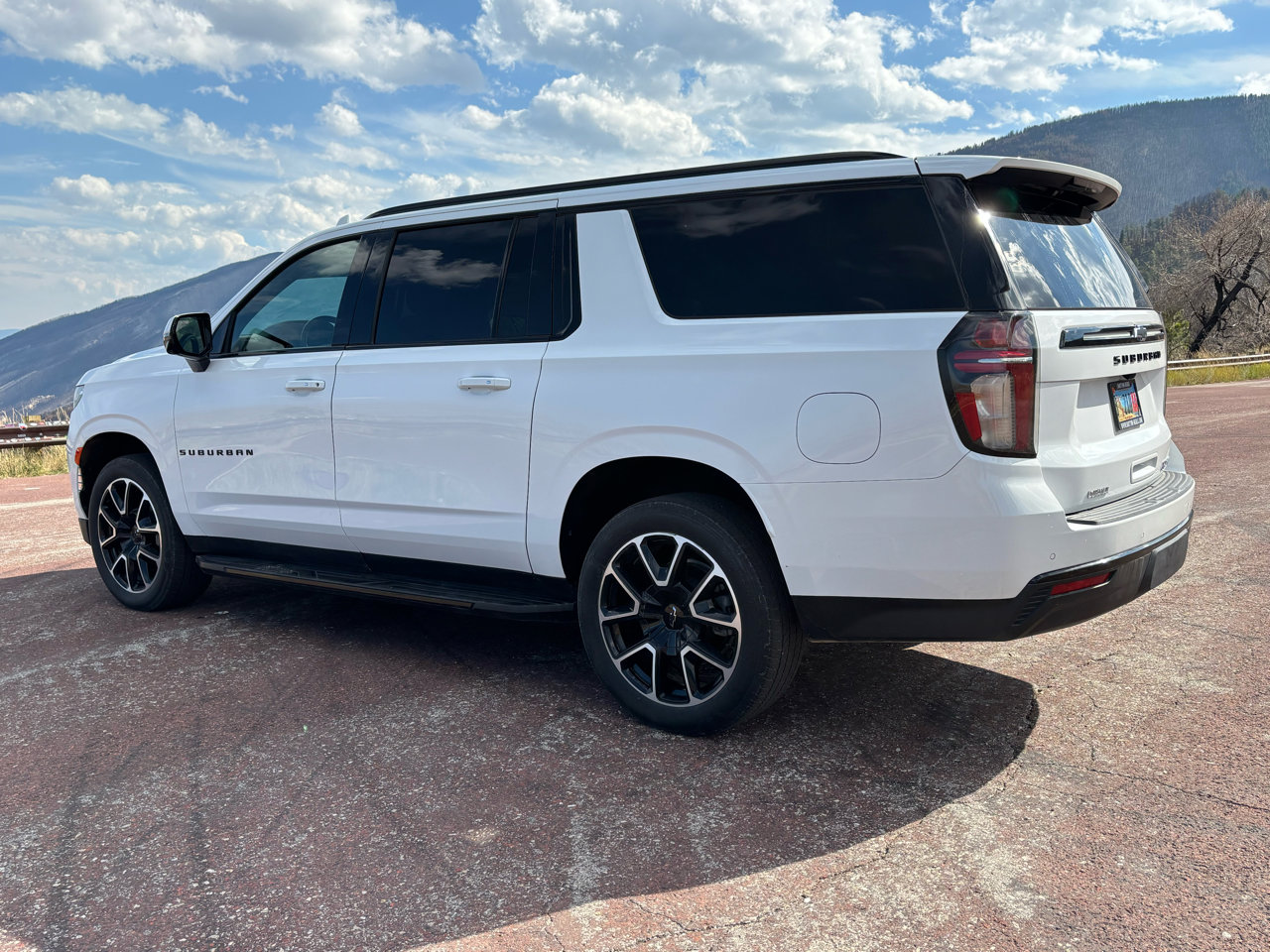 Used 2023 Chevrolet Suburban RST w/ Luxury Package image 2