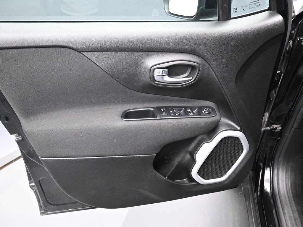 Used 2018 Jeep Renegade Latitude w/ Cold Weather Group image 10