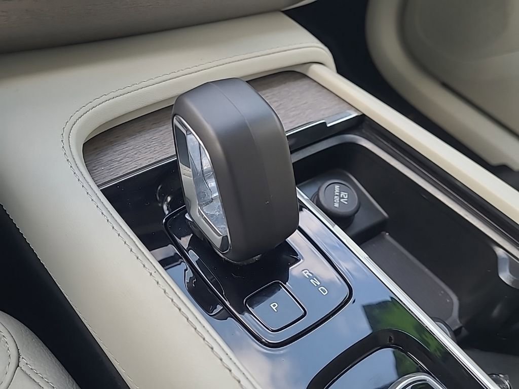 Used 2023 Volvo XC90 B6 Plus image 25
