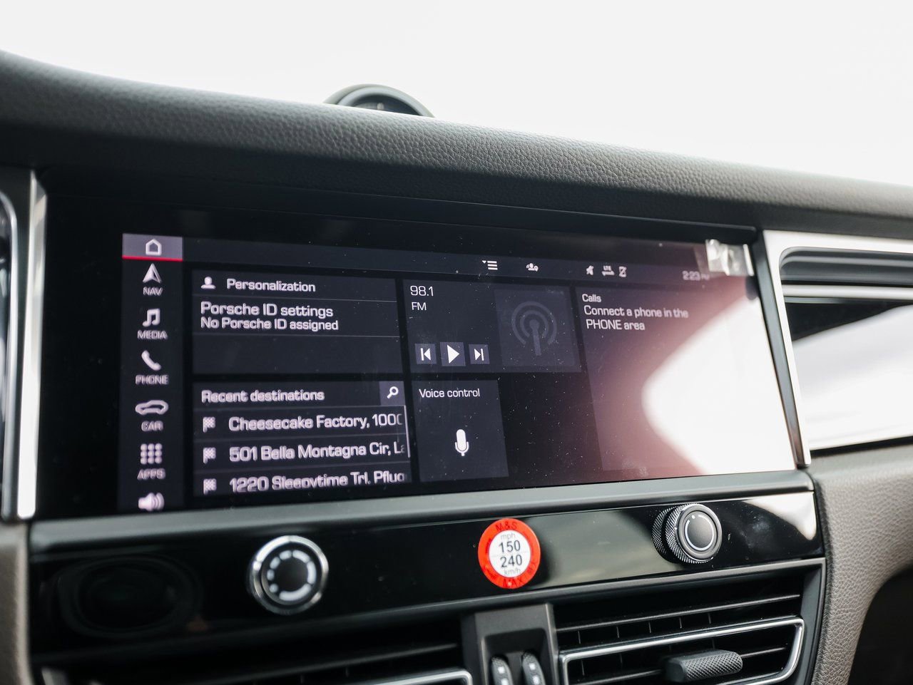 Certified 2025 Porsche Macan image 18