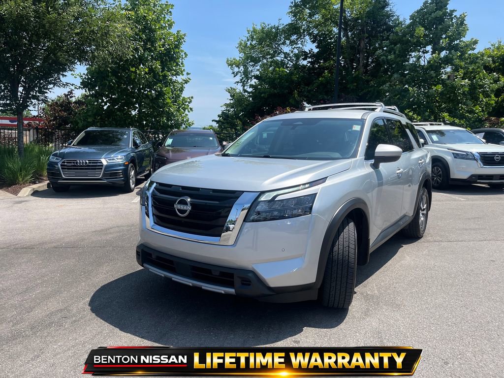 Used 2025 Nissan Pathfinder SL FWD image 4