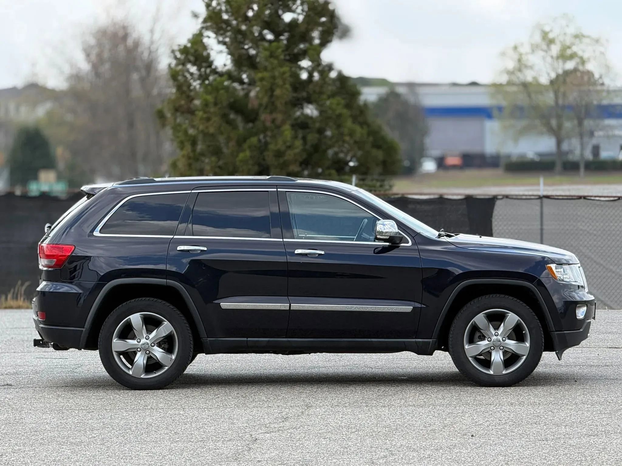 Used 2011 Jeep Grand Cherokee Limited w/ Luxury Group II image 7