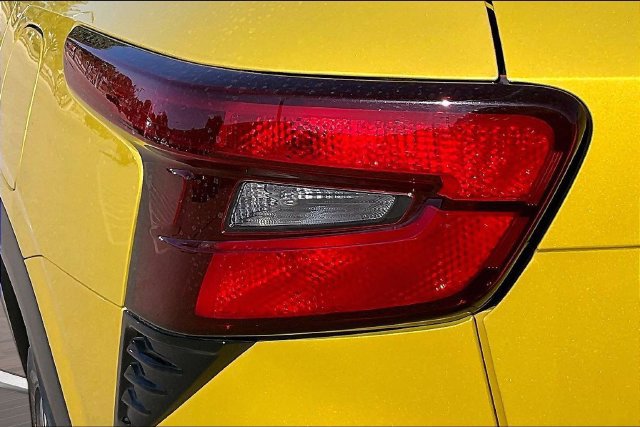 Used 2024 Chevrolet Trax RS w/ Sunroof Package FWD image 28