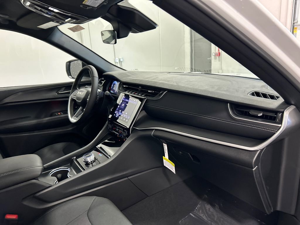 New 2025 Jeep Grand Cherokee Laredo w/ Luxury Tech Group I image 35