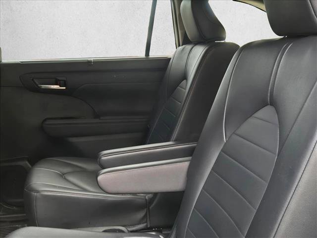 Used 2022 Toyota Highlander XLE image 16