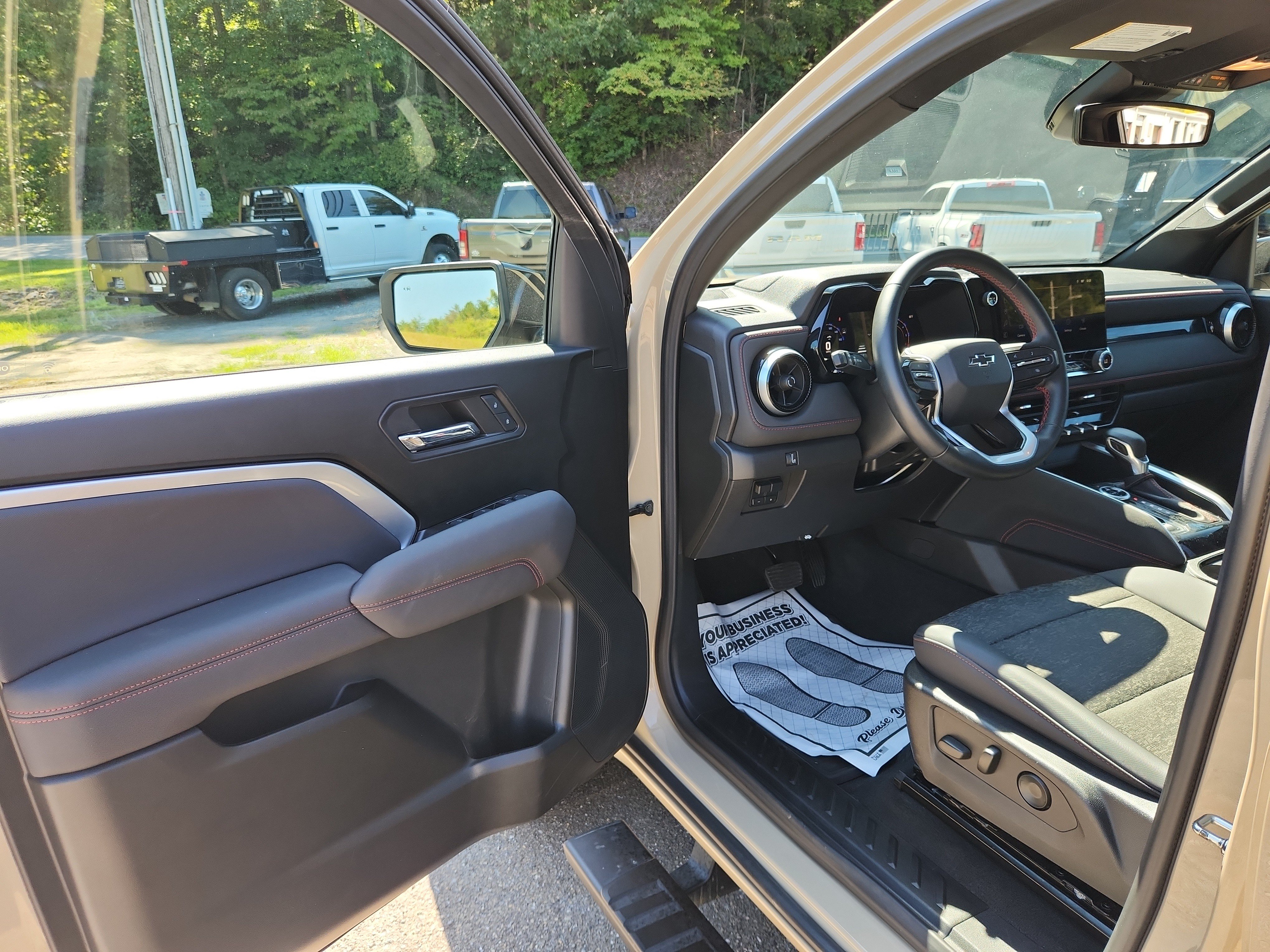 Used 2024 Chevrolet Colorado Z71 w/ Z71 Convenience Package 2 AWD/4WD image 18