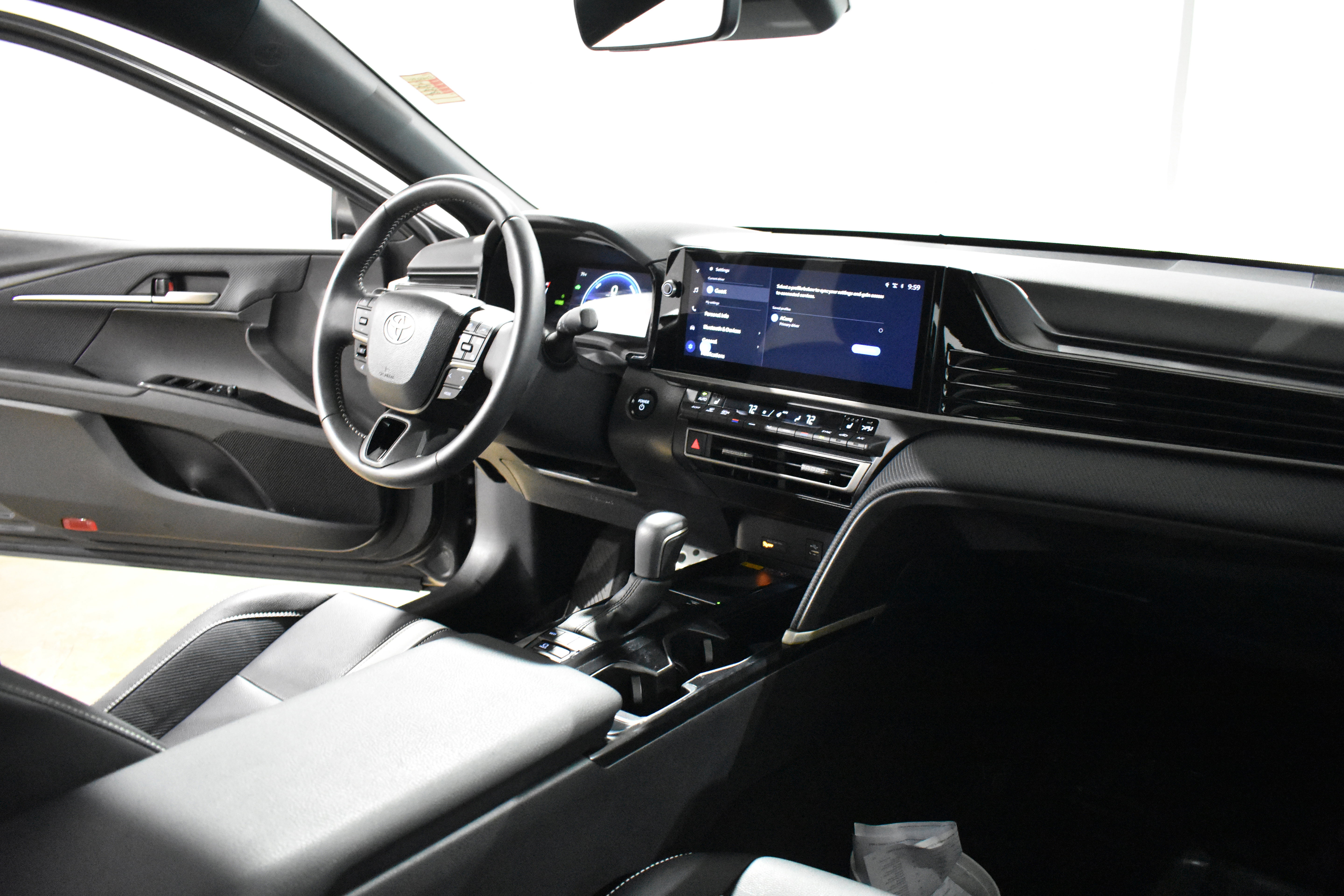 Used 2025 Toyota Camry SE image 30