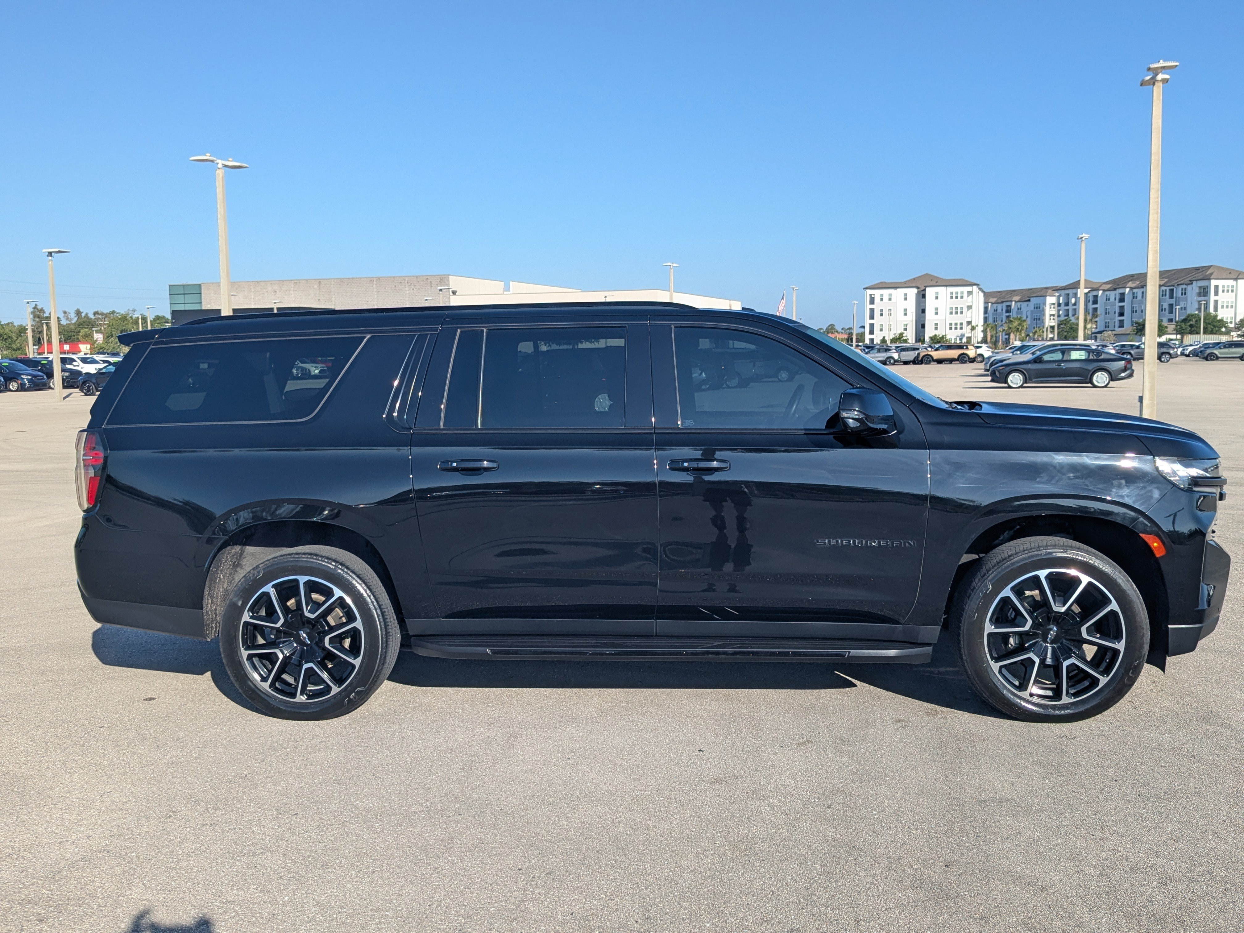 Used 2023 Chevrolet Suburban RST w/ Luxury Package AWD/4WD image 4