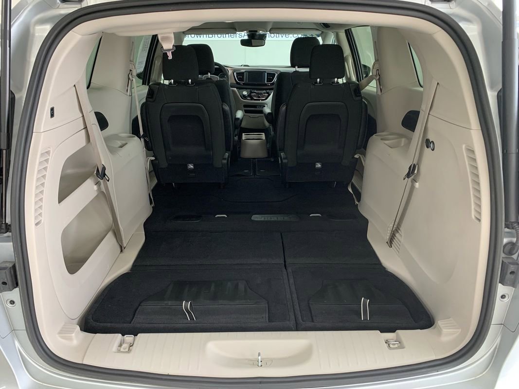 Used 2023 Chrysler Voyager LX image 7